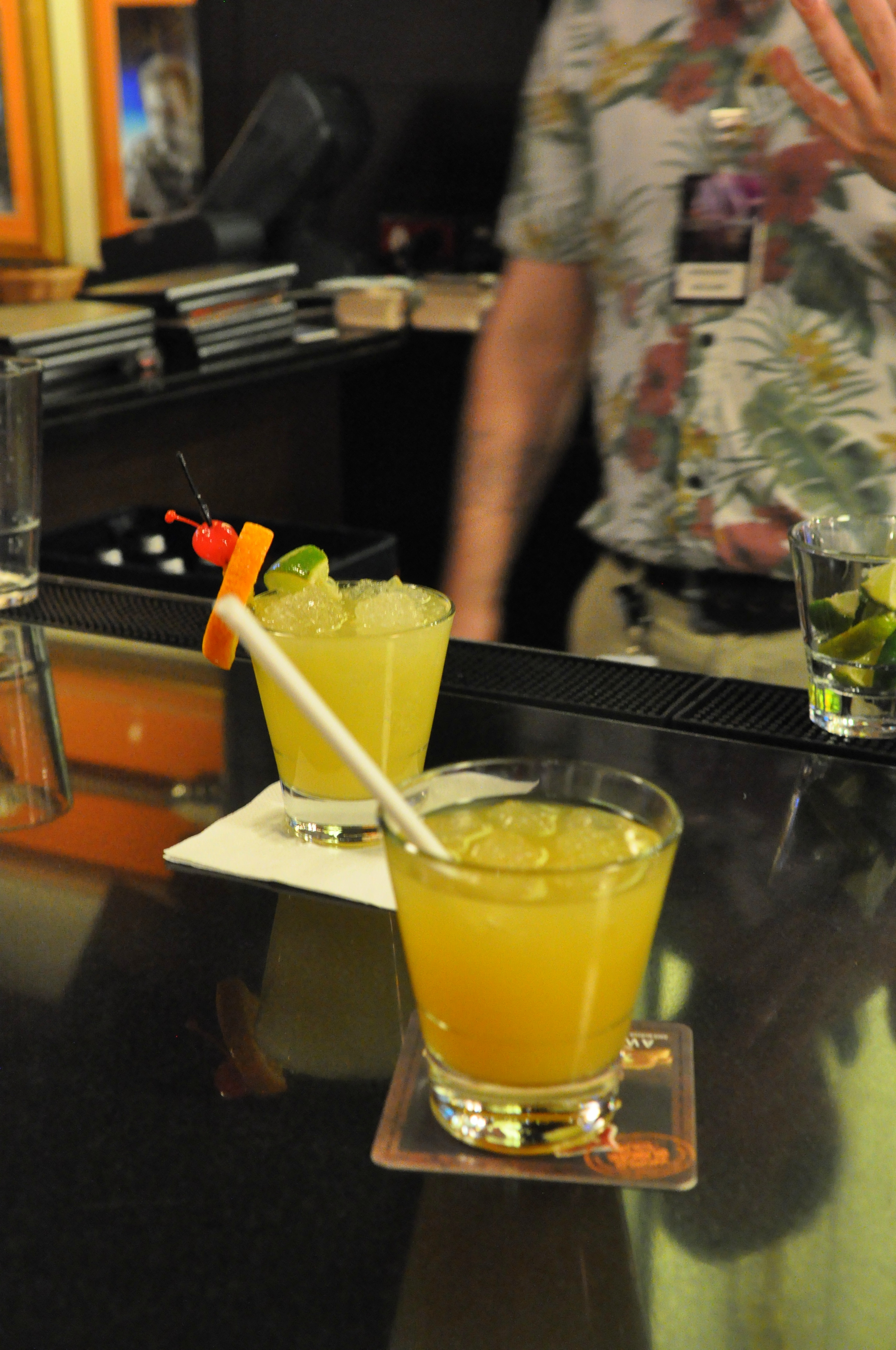 Ein Cocktail mit Pineapple und Ingwer