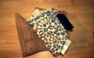 Boots, Animal Print-Mütze und Statement-Kette von H&M