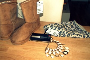 Boots, Animal Print-Mütze und Statement-Kette von H&M