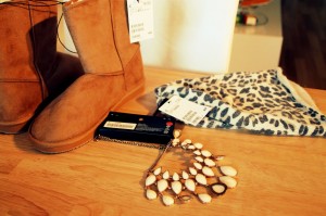 Boots, Animal Print-Mütze und Statement-Kette von H&M